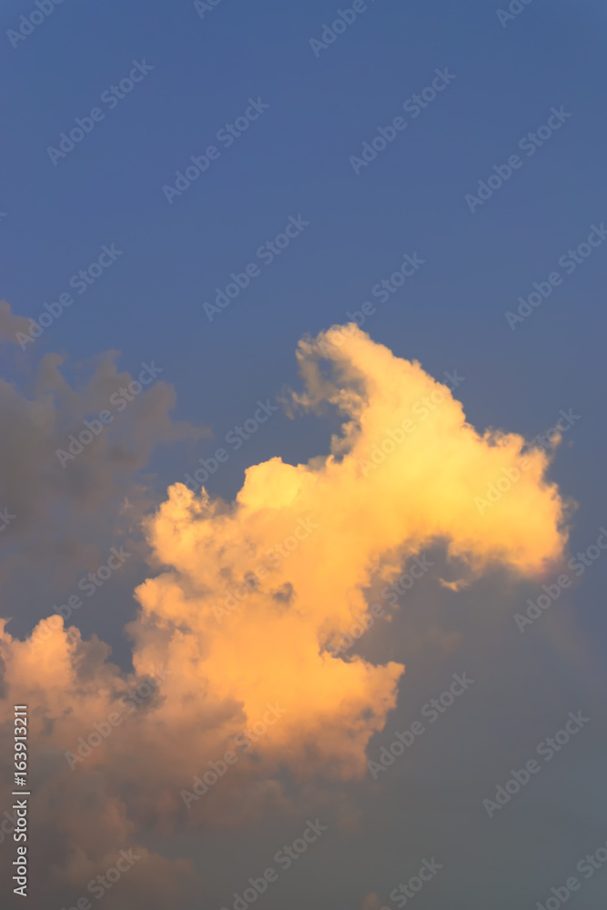 Fototapeta premium Hot weather, clouds look colorful before sunset.