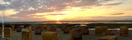 Strandkörbe beim Sonnenuntergang