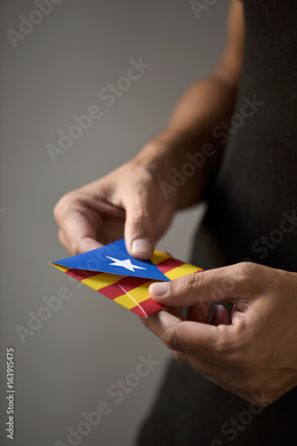 envelope with the Catalan pro-independence flag