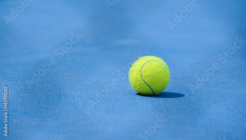 Tennis ball put a tennis court © OHishi_Foto