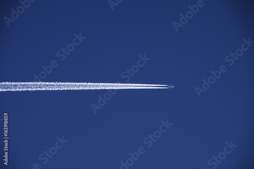 青空に飛行機雲