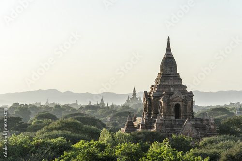 BAGAN, MYANMAR - 26 décembre 2014: Une vue, tôt le matin, des temples de Bagan en Birmanie.