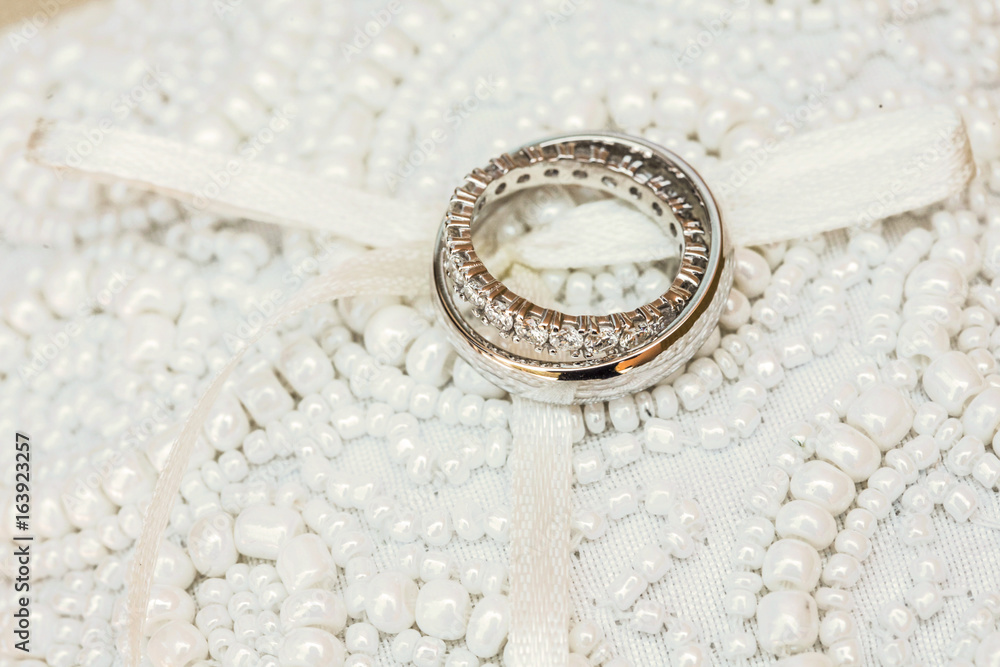 Anelli preziosi sopra perle bianche Stock Photo | Adobe Stock