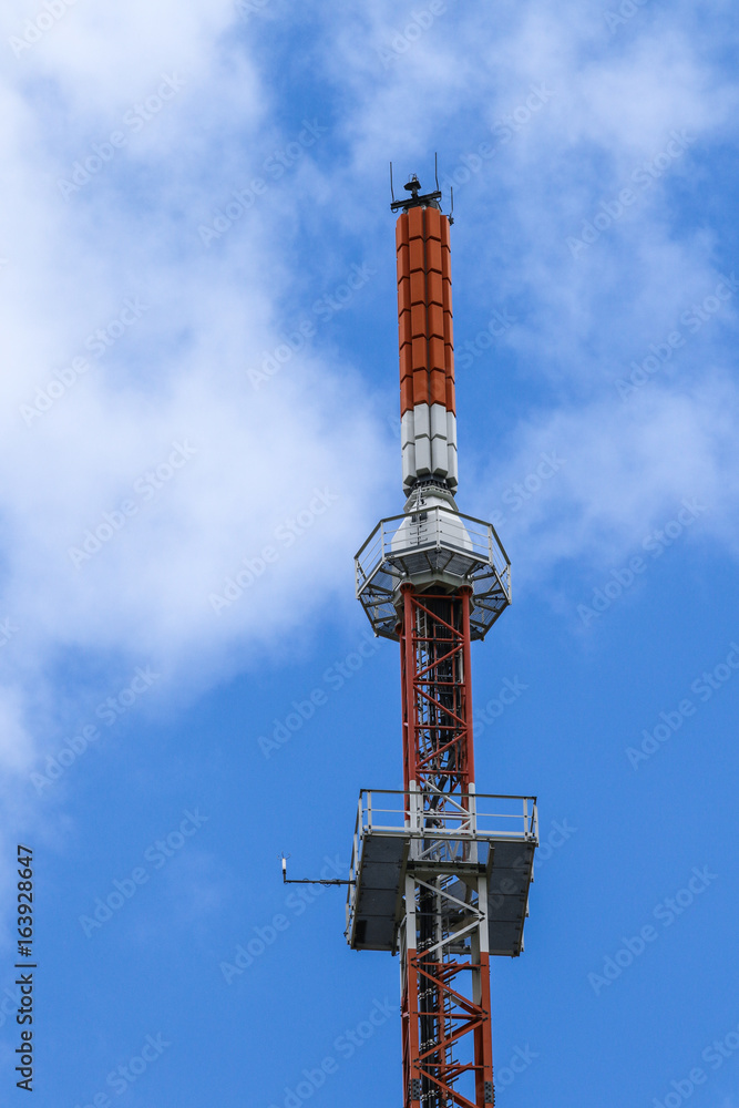 Antennenmast vor blauem Himmel Antennenmast vor blauem Himmel