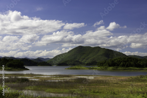 タイ国ペッチャブリー県のケーンクラチャーン・ダム湖の風景