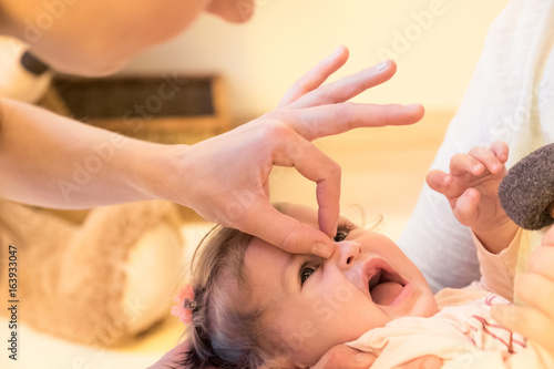 Baby beim Therapeuten Physio Massage
