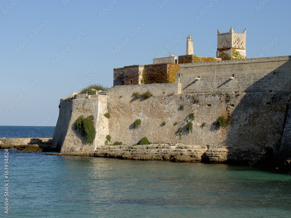 Stadtmauer ins Meer