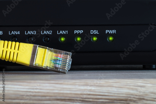 dsl modem mit internetverbindung und einem gelben netzwerkkabel