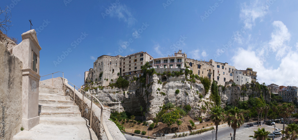 Calabria: lo skyline di Tropea, una delle destinazioni turistiche più famose del Sud Italia, visto dalla scalinata della Chiesa di Santa Maria dell'Isola