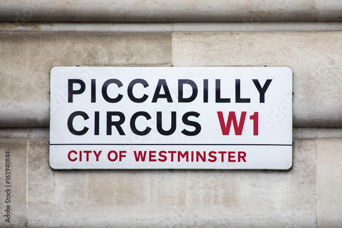Платно Piccadilly Circus in London