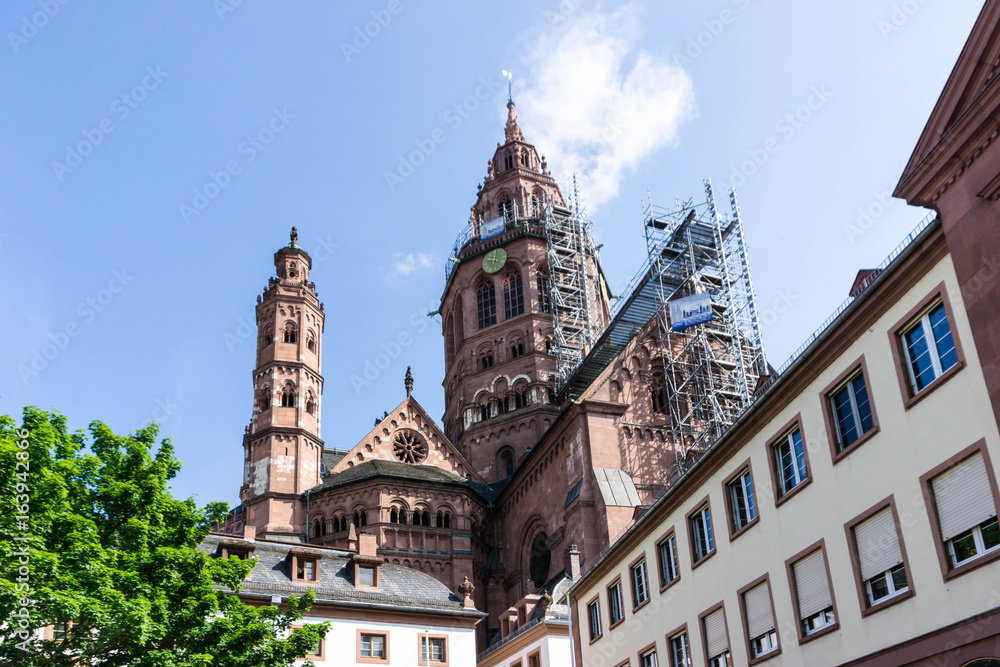 Dom St. Martin in Mainz bei blauen Himmel Wolken