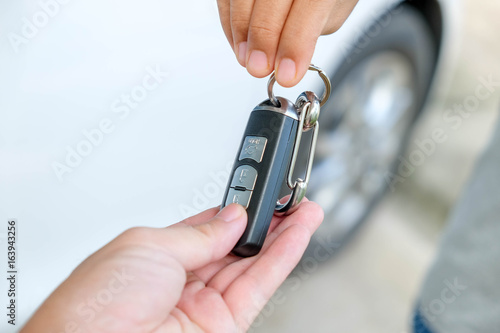  hand giving car keys