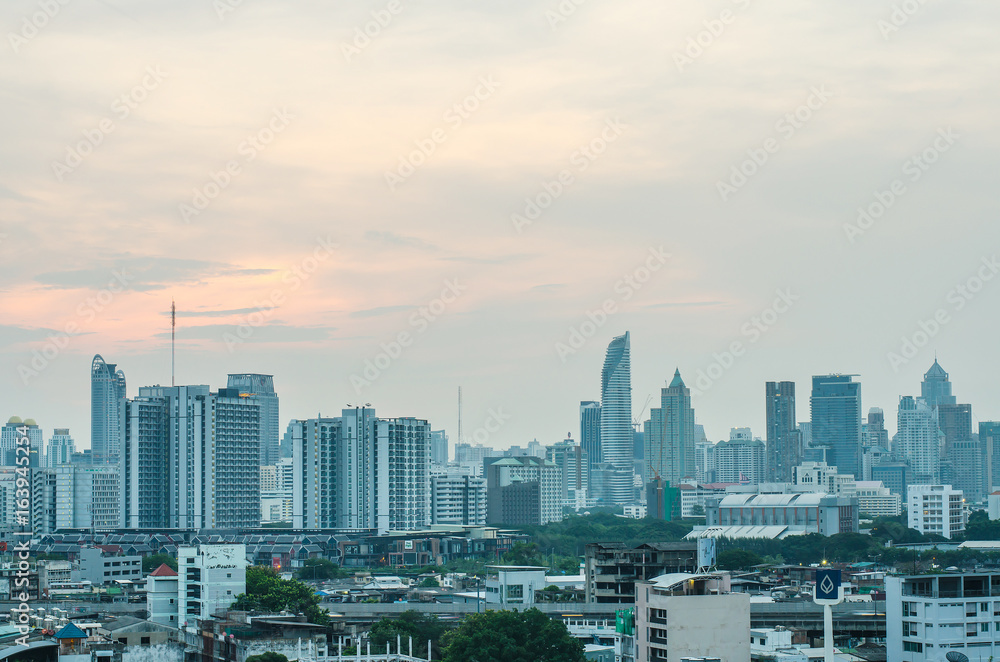 Fototapeta premium Sunshine morning time of Bangkok city. Bangkok jest stolicą i najludniejszym miastem Tajlandii.