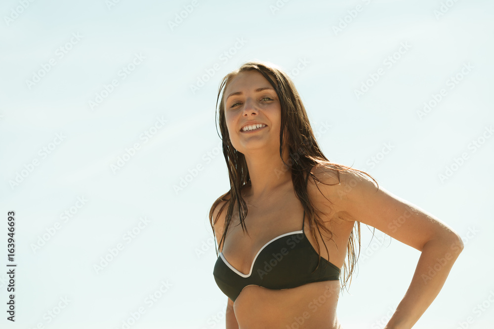 Naklejka premium Woman in black bikini swimsuit having fun outside