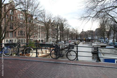 Wallpaper Mural Vélo sur les bords du canal à Amsterdam Torontodigital.ca