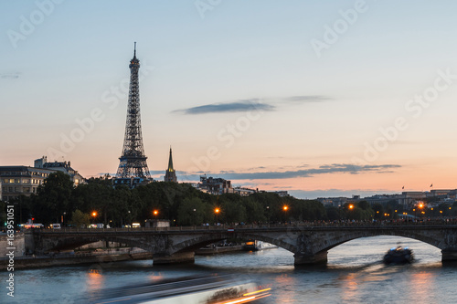 La Tour Eiffel de Nuit à Paris - Eiffel Tower by Night in Paris © Tom