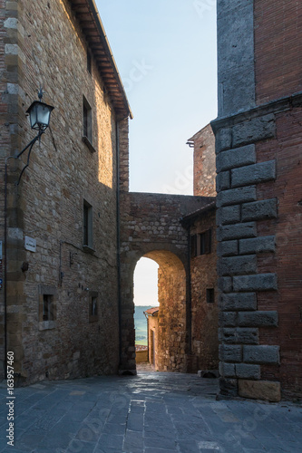 Obraz na płótnie sonnenbeleuchteter Durchgang zu einer Terrasse in Montepulciano w salonie