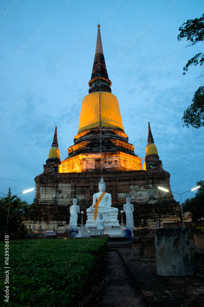 Naklejka premium Ancient white buddha statues and ruined pagoda at Wat Yai Chai Mongkol in Ayutthaya historic attractions ,Thailand.