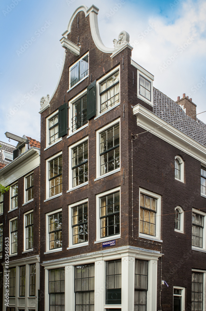 Fototapeta premium Tradycyjne stare budynki w Amsterdamie