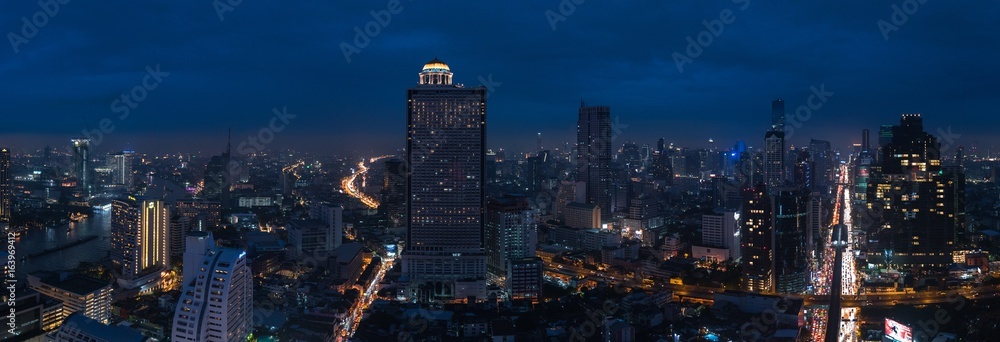 Fototapeta premium Cityscape of business zone in Bangkok at night