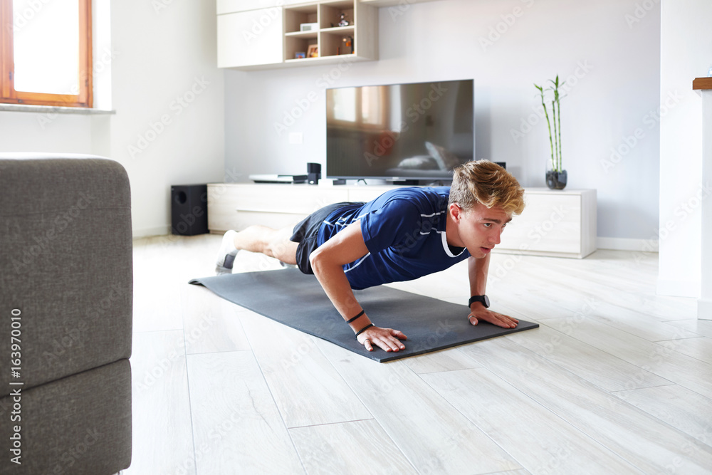 Ragazzo fitness a casa con app push up Ragazzo fitness a casa con app push up