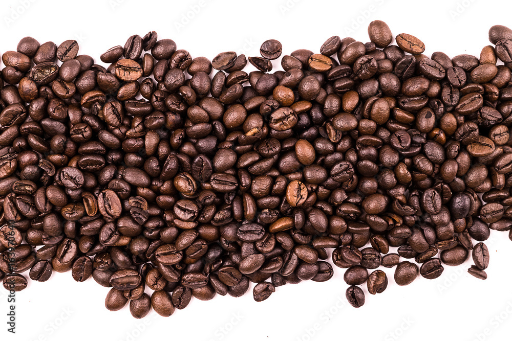 Naklejka premium Roasted Coffee Beans background texture isolated on white background with copy space for text