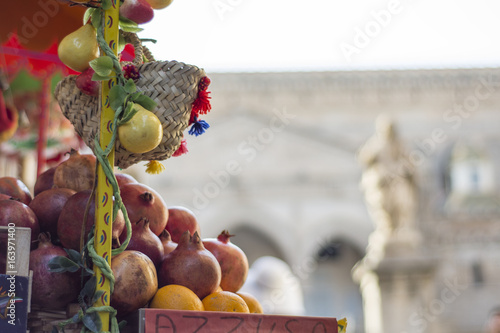Fototapeta Naklejka Na Ścianę i Meble -  Melograni in un pittoresco chiosco di agrumi, Sicilia