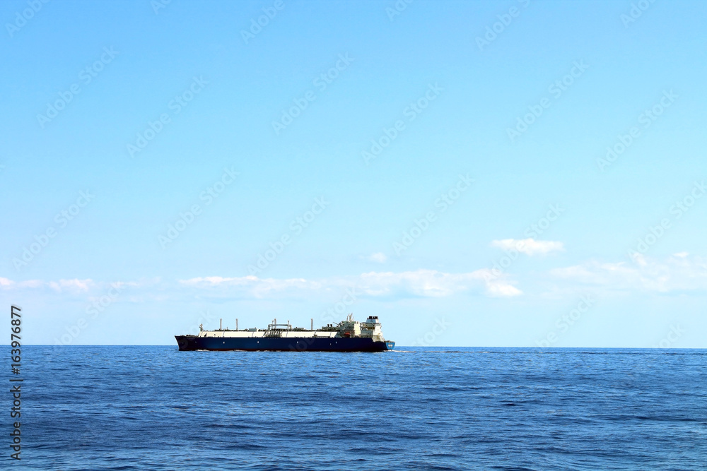 Obraz premium Ship sailing the middle of Caribbean ocean 