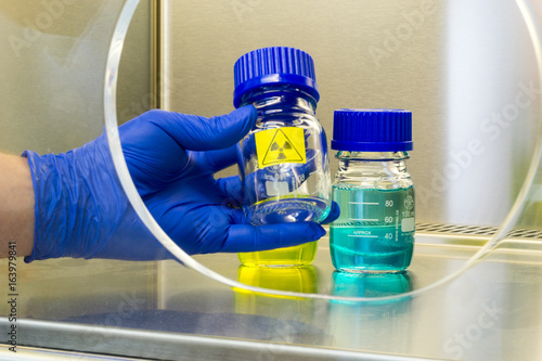 Quadro em tela radioactive sample in a laboratory environment