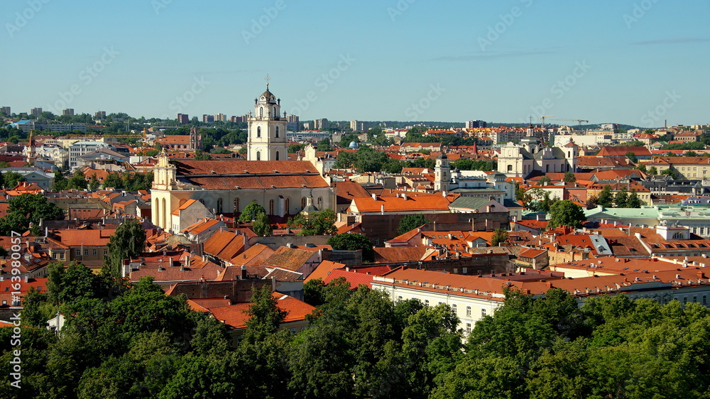 Obraz premium Blick vom Burgberg zur Johanneskirche über die Stadt Vilnius in Litauen