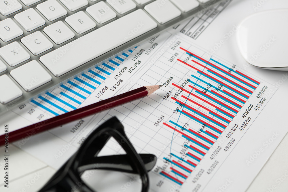 Obraz premium Preparing average sales report