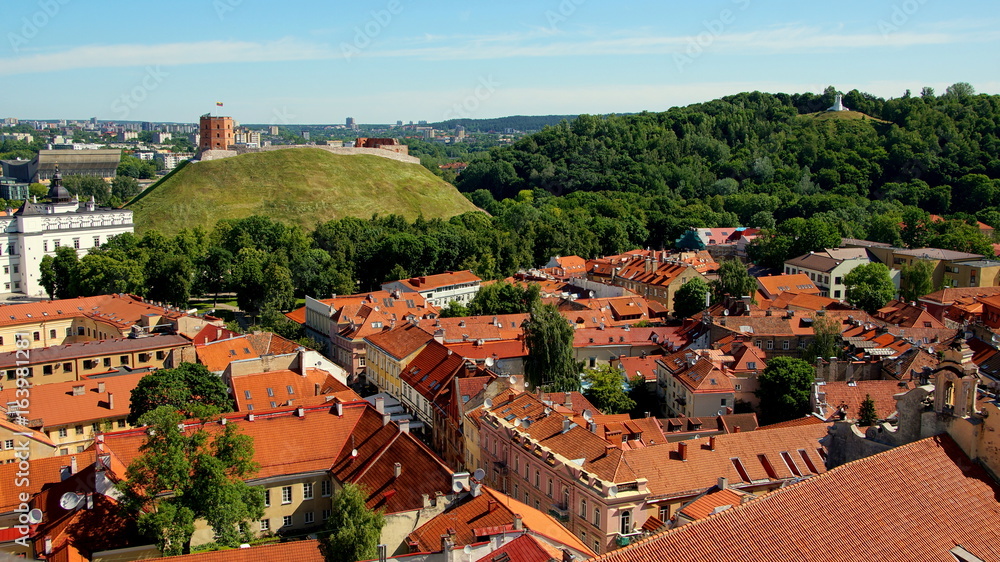 Blick vom Turm der Johanneskirche über Vilnius zum Burgberg in Litauen