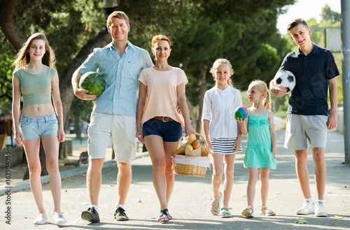 Fototapeta Naklejka Na Ścianę i Meble -  family walking in summer city