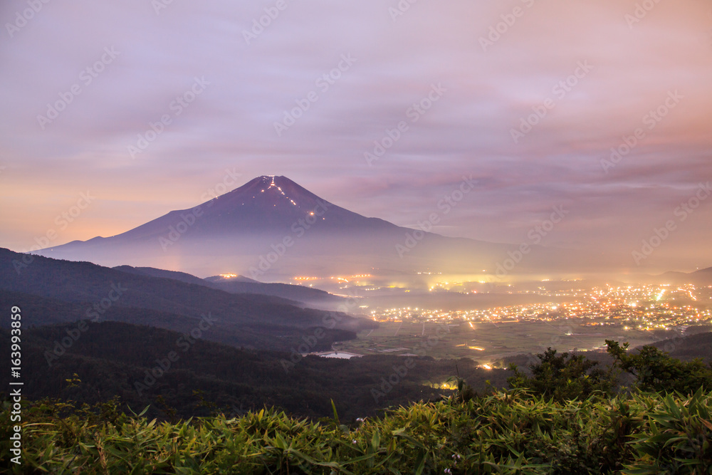忍野村二十曲峠から朝焼けの富士山