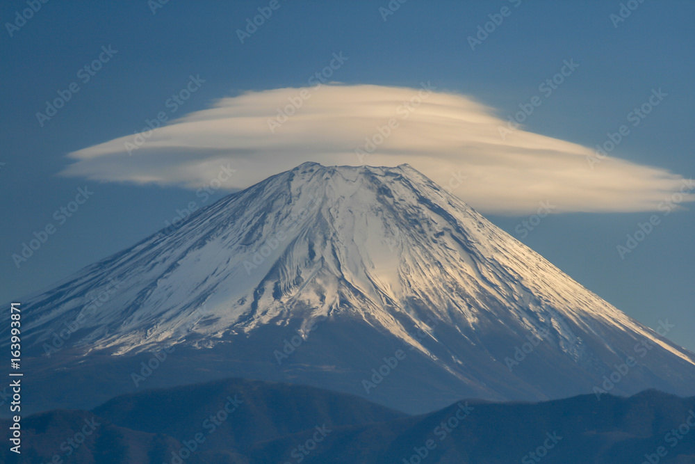 Fototapeta premium 上高下から富士山にかかる笠雲