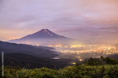 忍野村二十曲峠から朝焼けの富士山