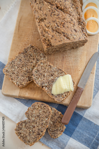 Vollkornbrot mit Butter und Schnittlauch  photo