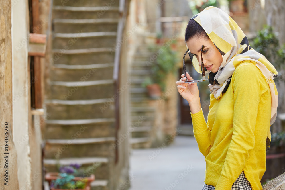Fototapeta premium Tourists in a shawl on the streets of a small Italian town