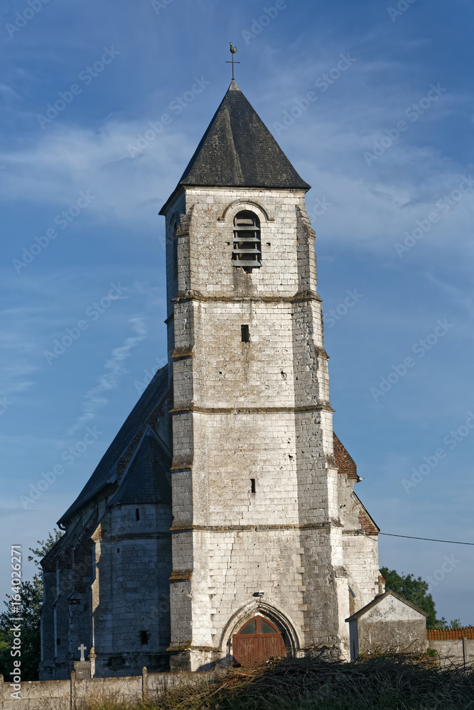Eglise de la commune de Wavrans sur Ternoise sous ciel bleu dans le Pas-de-Calais, France
