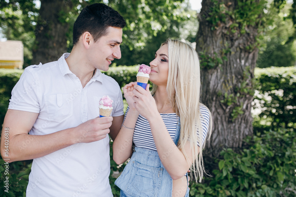 Naklejka premium couple in nature