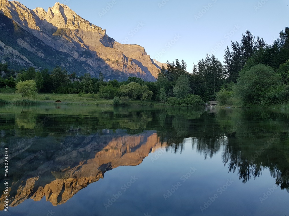 Lac dans les Alpes avec reflet de la montagne
