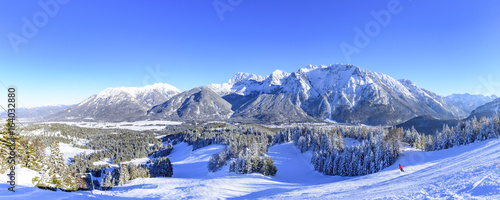 frisch verschneites Skigebiet am Kranzberg bei Mittenwald mit Blick auf das Karwendelgebirge 