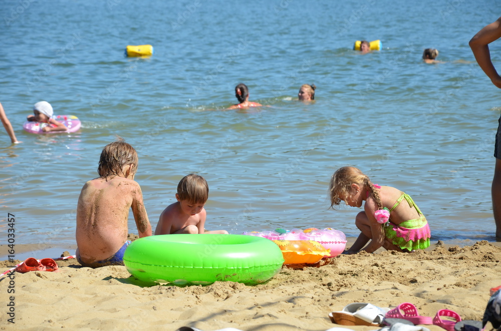 Принцесса Евгения опубликовала фото с детьми на пляже