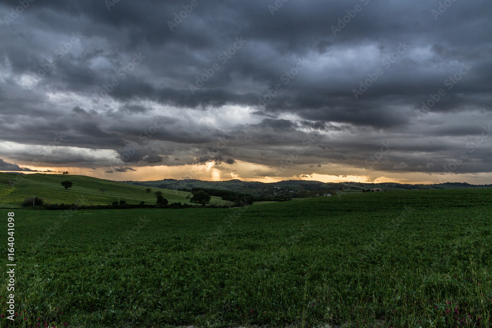 Tramonto nuvoloso in Val d'Orcia