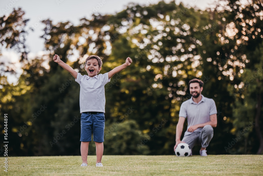 Obraz premium Dad with son playing football