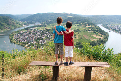 Debouts devant une boucle de la Moselle, Allemagne photo