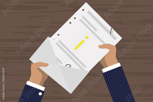 Person öffnet Brief - Informationen