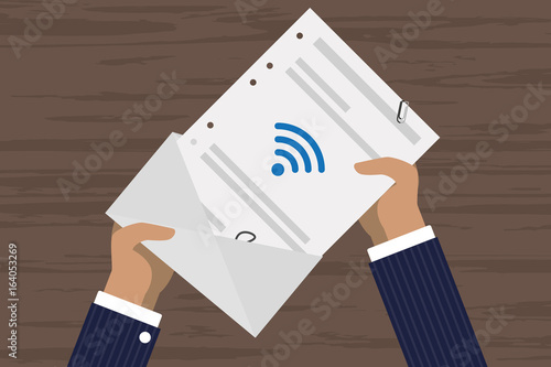 Person öffnet Brief - WLAN - Internetrechnung