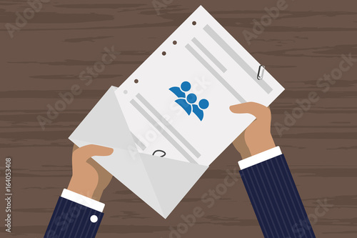 Person öffnet Brief - Gruppe