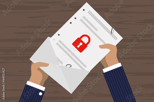 Person öffnet Brief - Geheim - Schloss